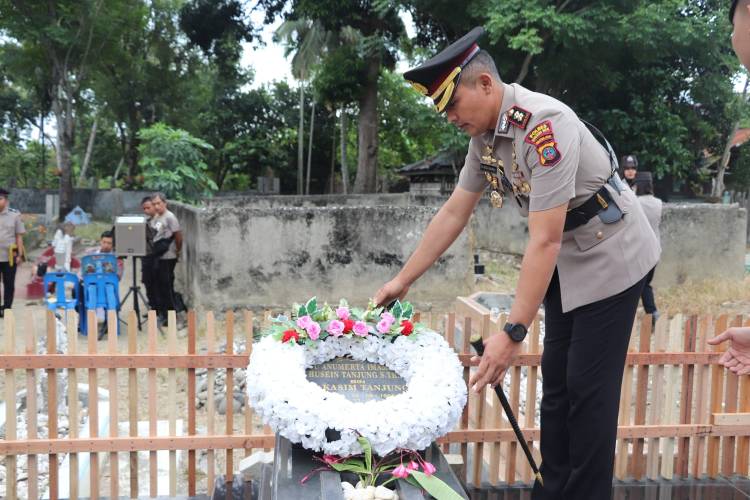 Dalam Rangka HUT Bhayangkara ke 77, Polres Madina Melaksanakan Ziarah dan Tabur Bunga