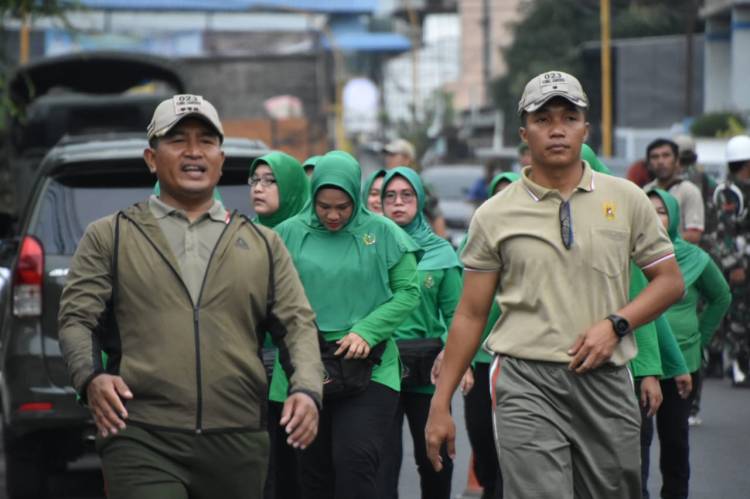 Danrem 023/KS Didampingi Ketua Persit KCK Koorcab Rem 023 PD I/BB Jalan Santai dan Baksos