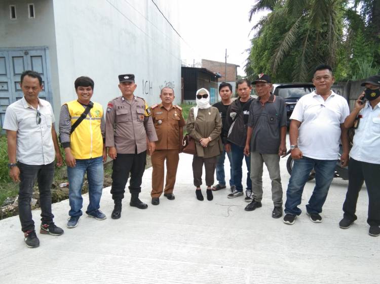 Hj.Netty Juniaty Siregar Tinjau Kerusakan Jalan Tirtosari