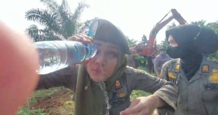 Personil Satpol PP Diludahi Cabe oleh Penggarap di Lahan HGU 94 Lau Barus Baru.