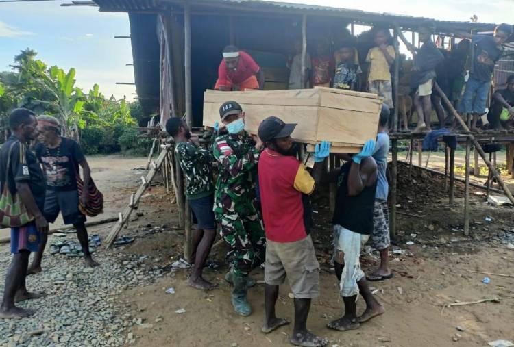 Satgas Yonif 143/TWEJ Bantu Pemakaman Warga di Perbatasan Papua