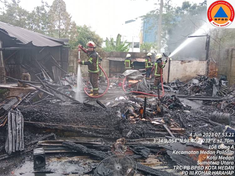 Dua Rumah Warga di Medan Polonia Terbakar