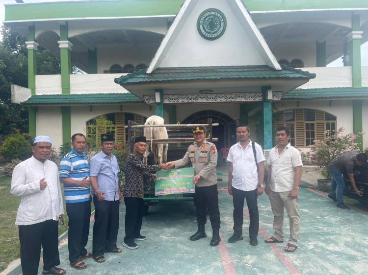 Kapolres Simalungun Serahkan Bantuan Hewan Qurban dalam Rangka Idul Adha 1444 H dan Hari Bhayangkara ke 77 Tahun 2023