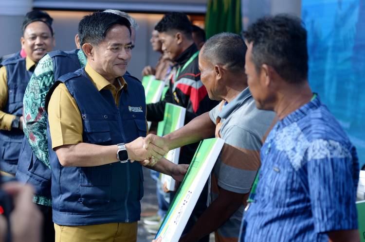 Lindungi dan Sejahterakan Nelayan Sumut, Pj Gubernur Serahkan Asuransi Nelayan dan Luncurkan NEMBUSH