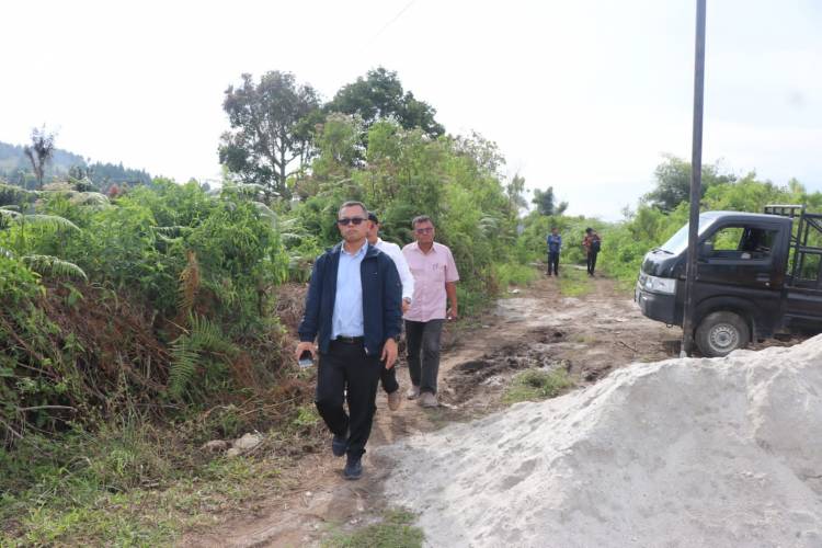 Poltak Sitorus Tinjau Jalan Alternatif Menuju Desa Sirungkungon