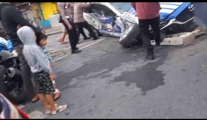 Minibus Tabrakan dengan Mobil Lalu Lintas Polisi