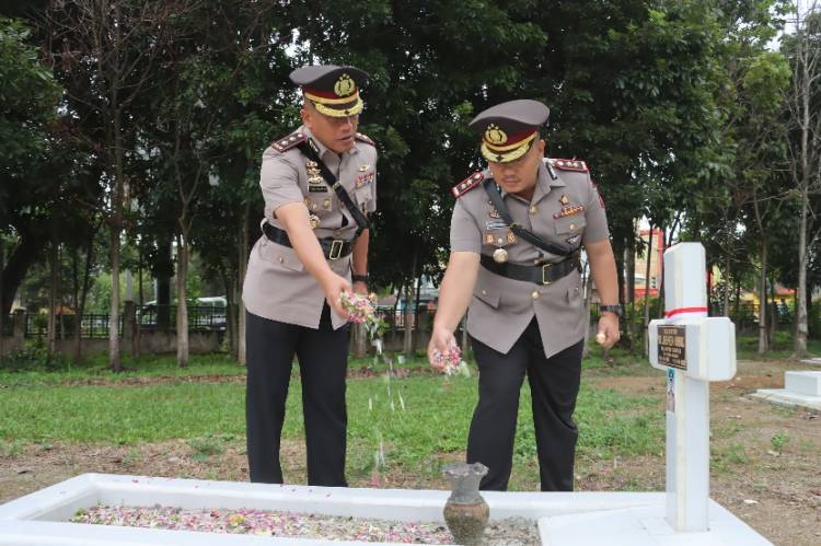 Kompak Polres Simalungun Gelar Tabur Bunga di Taman Makam Pahlawan Pematang Siantar dalam Rangka Hari Bhayangkara Ke-78