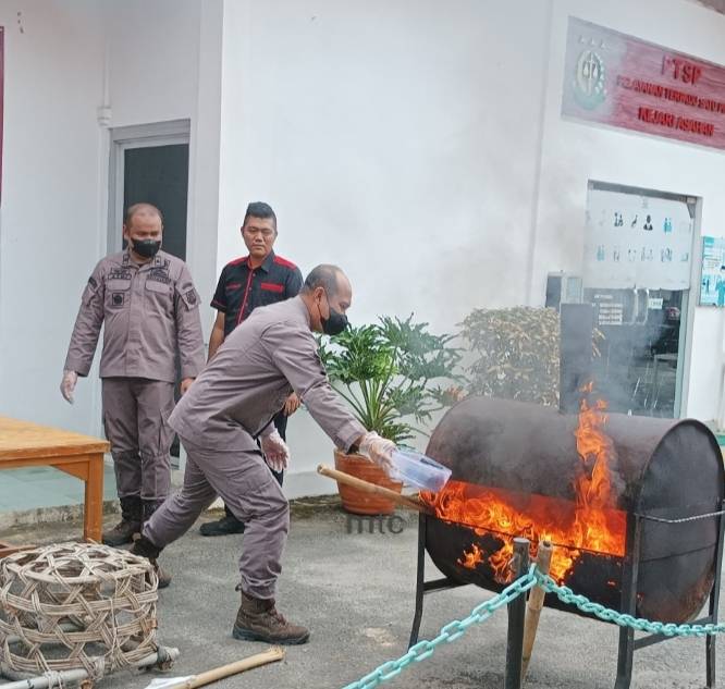 Kejari Asahan Musnahkan Barang Bukti Hasil Tindak Pidana Kejahatan