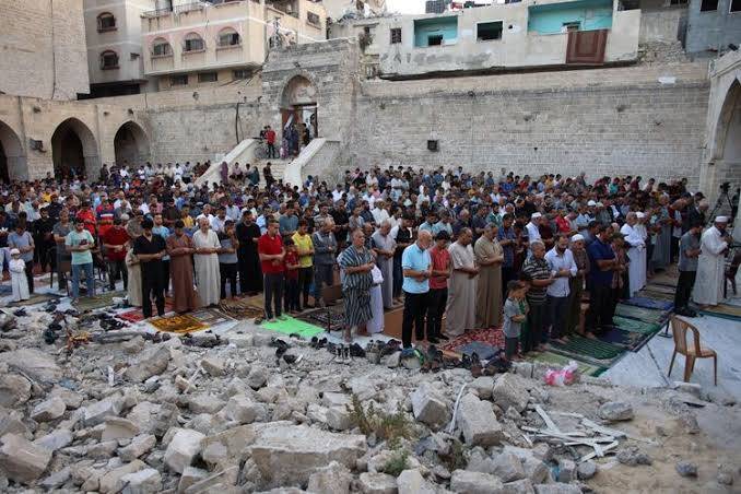 Ratusan Warga Palestina Sholat Idul Adha di Tengah Puing Bangunan
