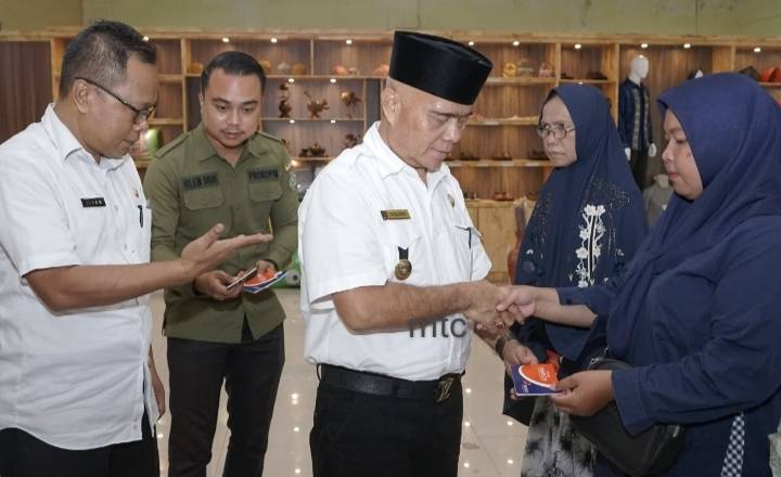 Assisten Perekonomian Dan Pembangunan Setdakab Asahan Serahkan Buku Tabungan Kepada Pelaku Usaha Mikro