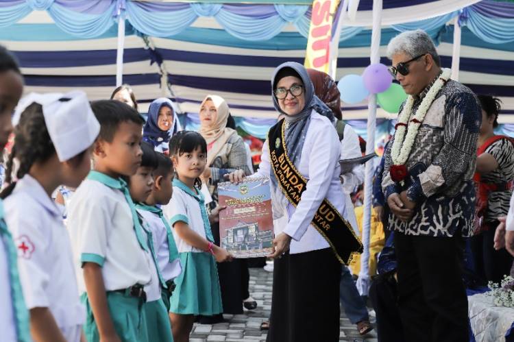 Bunda PAUD dr Susanti Bersama Erizal Ginting, Lepas Siswa-siswi PAUD SAB