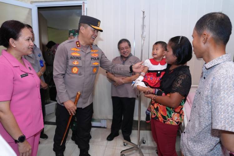 Penuh Kasih, Kapolda Sumut Memberikan Pengobatan Balita asal Nias yang sakit kelainan kandung kemih