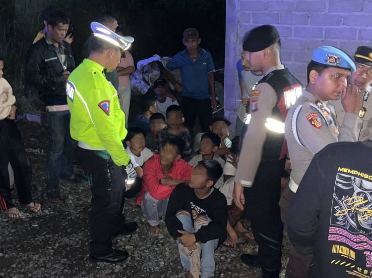 11 Remaja Bersajam Dibekuk Polres Tapteng