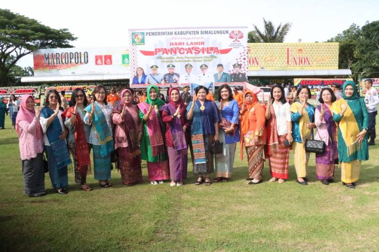 Ketua Bhayangkari Cabang Simalungun Dampingi Kapolres Hadiri Upacara Peringatan Hari Lahir Pancasila Tahun 2024