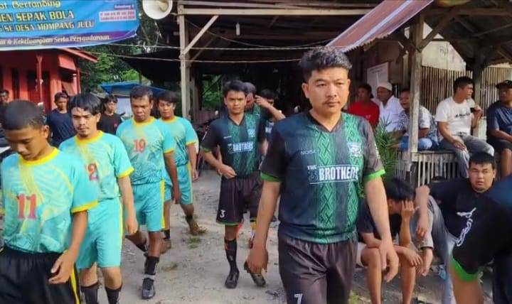 Briptu Regar Kutak-atik Bola dalam Liga Lorong Mompang Julu
