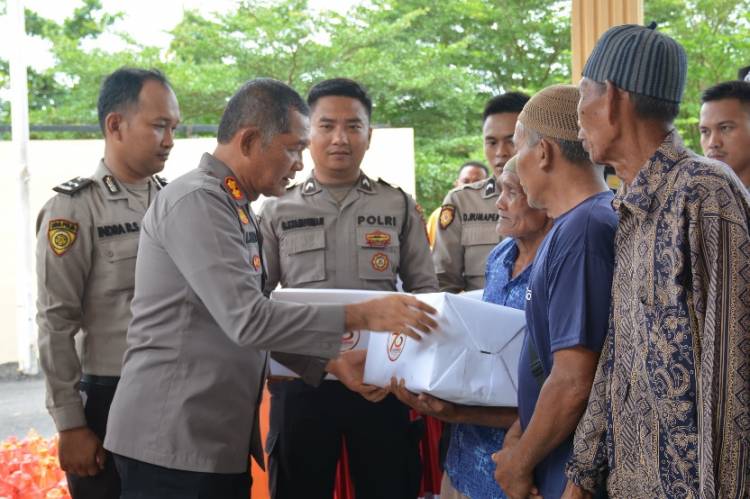 Polres Labusel Sembelih 9 Ekor Hewan Kurban dan Bagikan Bansos