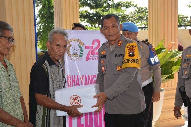 Sambut Hari Bhayangkara ke-78 , Polres Labusel Salurkan Bansos di 5 Kecamatan