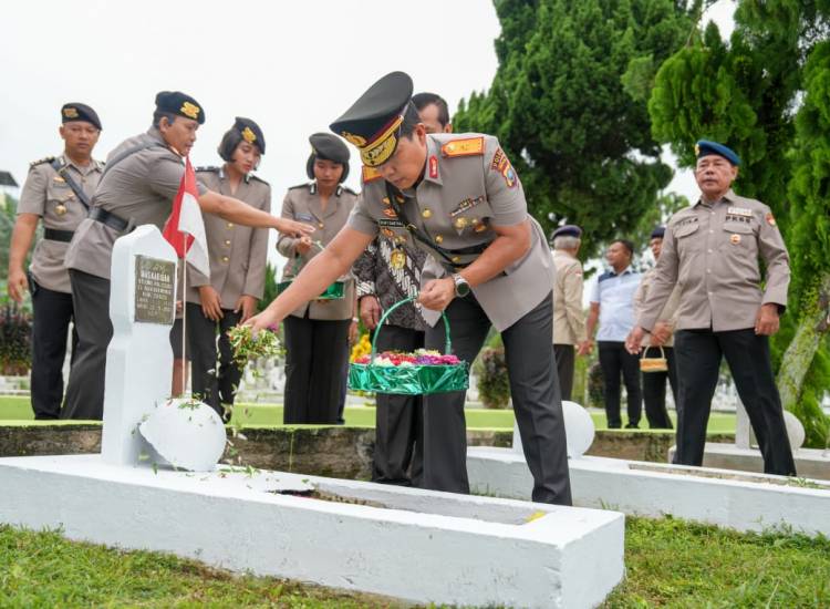 Sambut Hut Polri, Wakapolda Sumut Ziarah Makam Pahlawan