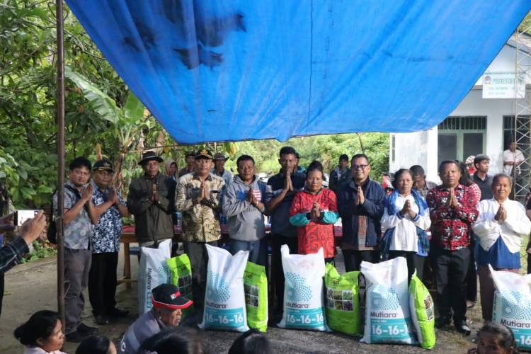 Bupati Toba Dorong Warga Petani Desa Partoruan Janjimatogu ,Uluan Semakin Rajin