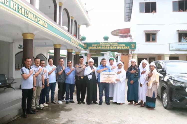 Kapolres Simalungun Serahkan Hewan Qurban dari Wakapolri kepada Persulukan Serambi Babussalam Simalungun dalam Rangka Idul Adha 1445