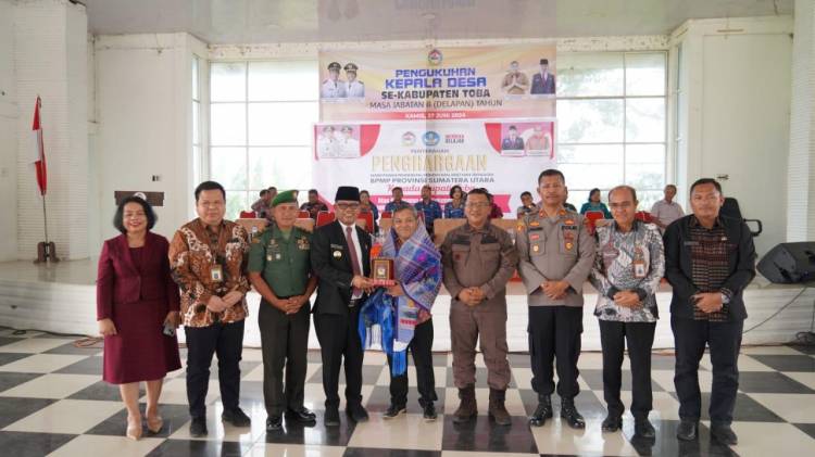 Bupati Toba Terima Penghargaan dari BPMP