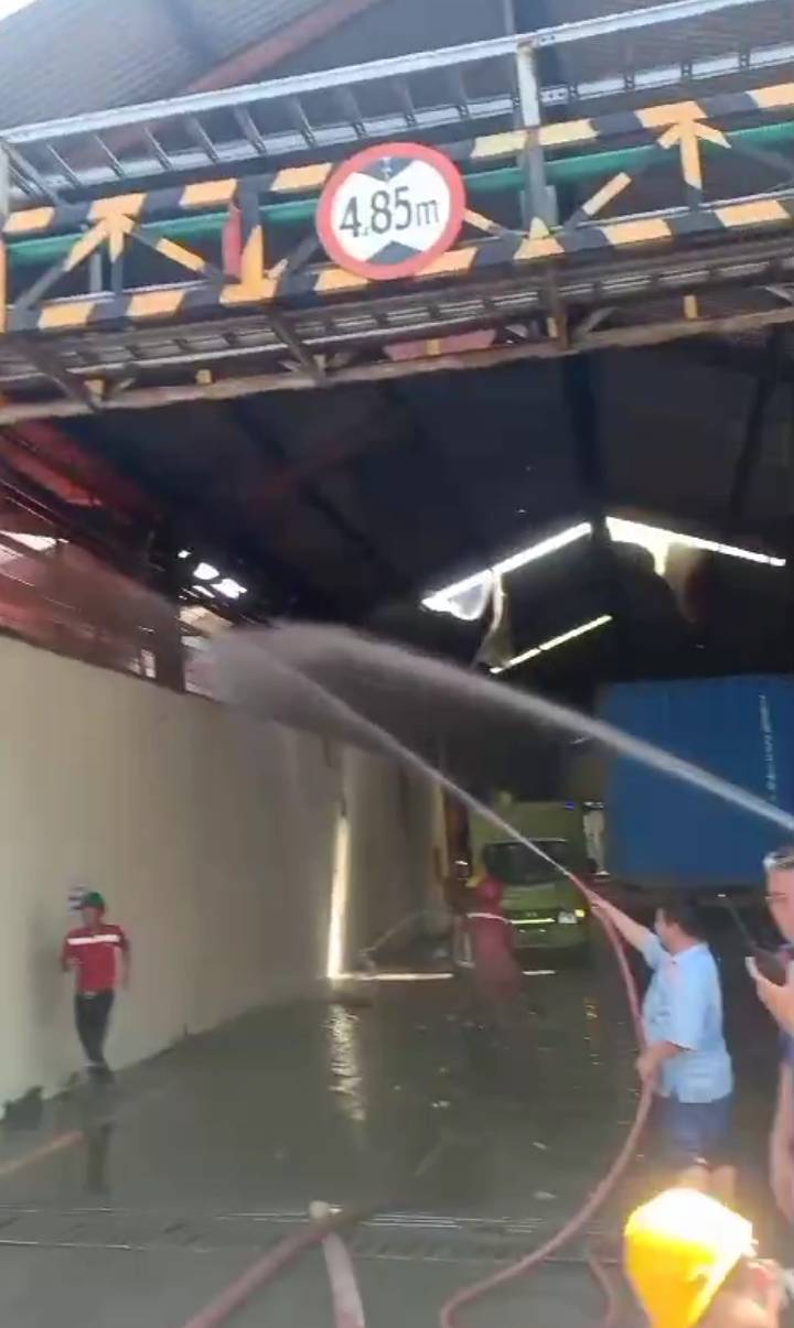 Gudang Musim Mas Terbakar