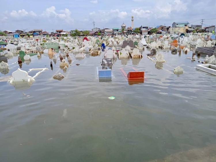 Peziarah 'Berenang' Mencari Kuburan Keluarga di Belawan