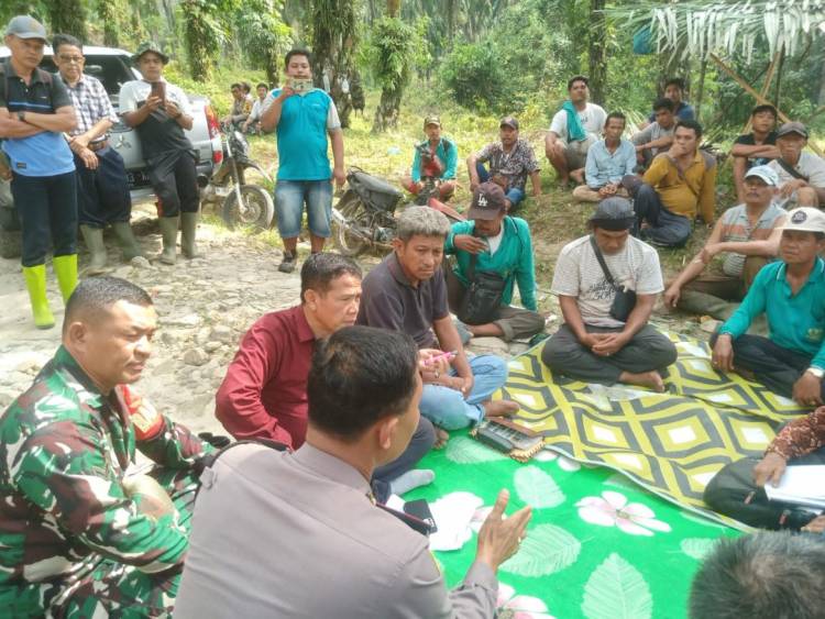 Kapolsek Tanah Jawa Mediasi Aksi Pemblokiran Jalan oleh Kelompok Tani Teratai Hijau