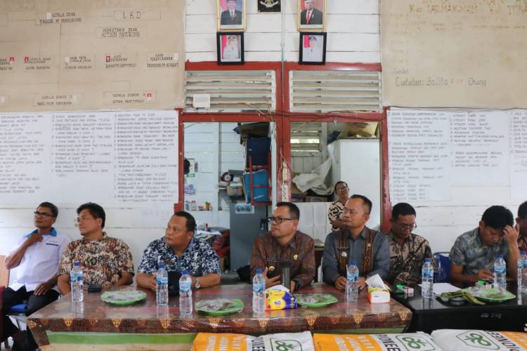 Bupati Toba Serahkan Bantuan Ketahanan Pangan Desa Lumban Huala, Parmaksian