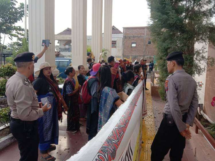 Polsek Perdagangan Amankan Aksi Unjuk Rasa Aliansi Gerakan Rakyat Tutup TPL di PN Simalungun