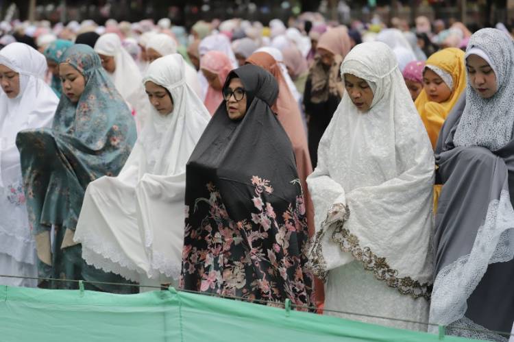 Wali Kota Siantar dan Ketua Dekranasda Sholat Idul Adha Bersama Masyarakat