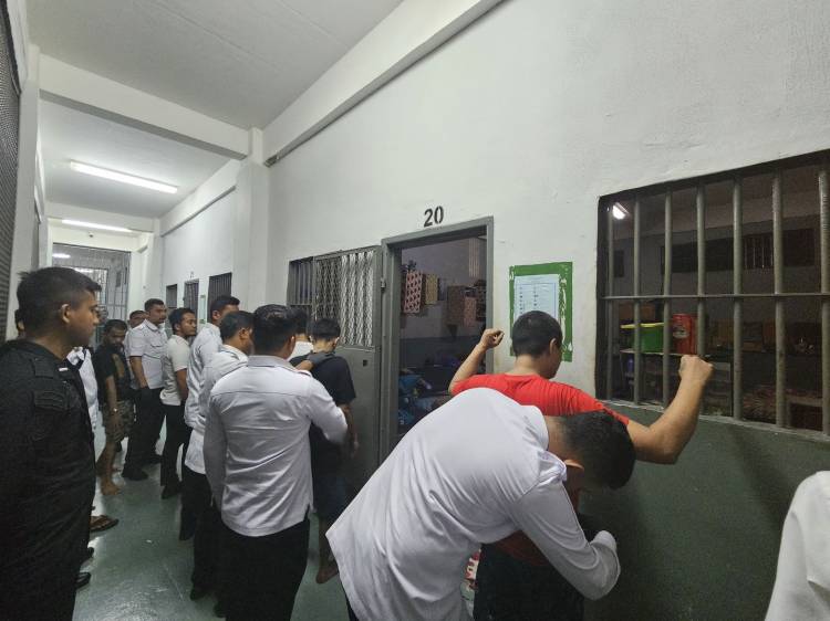 Ka.KPLP Ajak Jajaran Pejabat Struktural dan Pengamanan Laksanakan Penggeledahan Rutin Kamar Hunian WBP