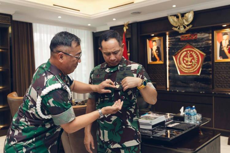 Panglima TNI Terima Pin Gajah Mada, Sebagai Simbol Warga Kehormatan Puspomad