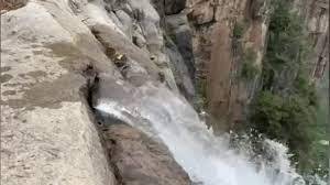 Pendaki Menemukan Pipa yang Mengalirkan Air ke air Terjun Tinggi di Tiongkok