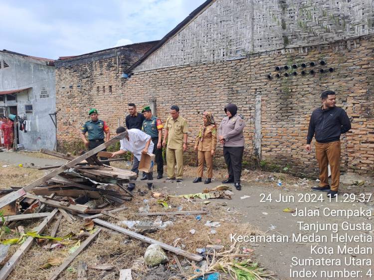 Petugas Gabungan Hancurkan Pondok Narkoba