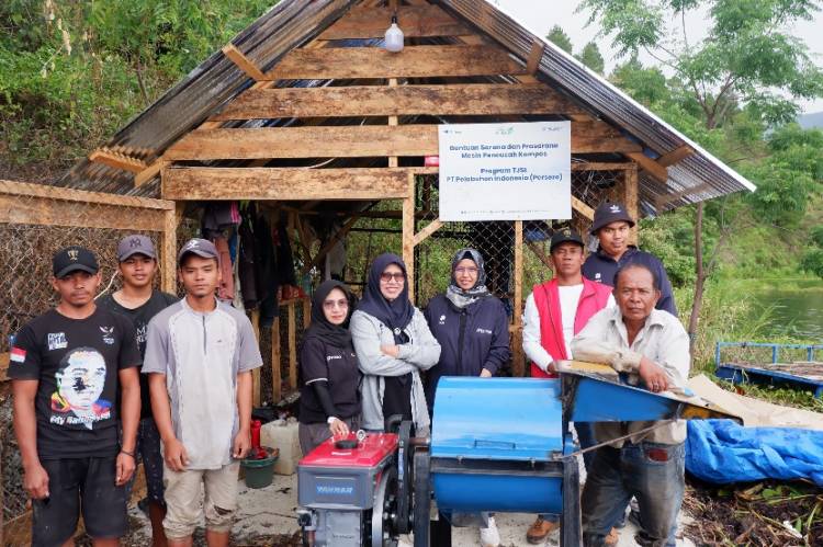Pelindo Serahkan Bantuan Kapal Rakit Pengangkut dan Mesin Penghancur Eceng Gondok di Sibea-Bea, Kabupaten Samosir