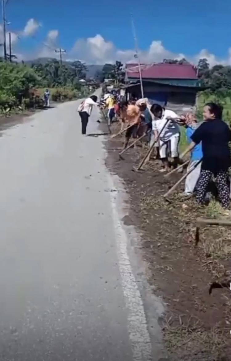 Penerima PKH Desa Parsambilan Lakukan Ini Di Bahu Jalan