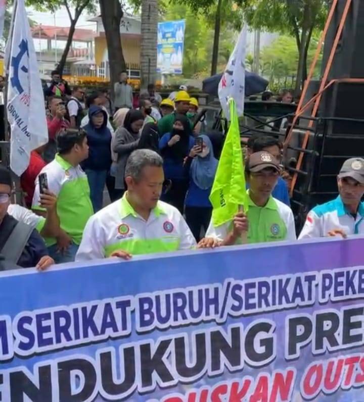 Buruh Demo Kantor Bupati Deli Serdang Tuntut Hapuskan Outsourcing, Pecat Mediator Disnaker