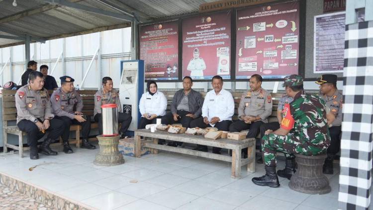 Tiba di Nabire,dirjenpas langsung sambangi petugas lapas yang terluka