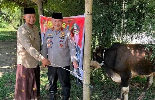 Kapolres Labuhanbatu Selatan Salurkan Hewan Kurban Dari Kapolda Sumut ke Ponpes Ar Rasyid Pinang Awan