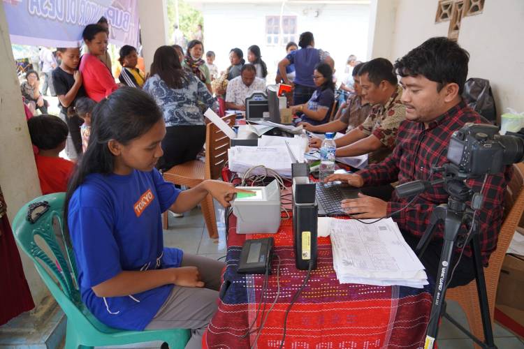 Dukcapil Toba Terbitkan 315 Administrasi Kependudukan Saat Bupati Berkantor di Desa Batu Nabolon