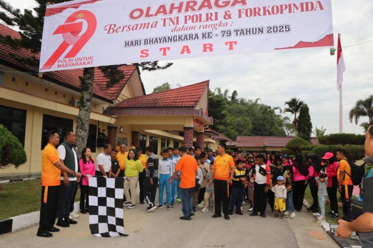 Sambut HUT ke-79 Bhayangkara, Polres Toba Olahraga Bersama Forkopimda