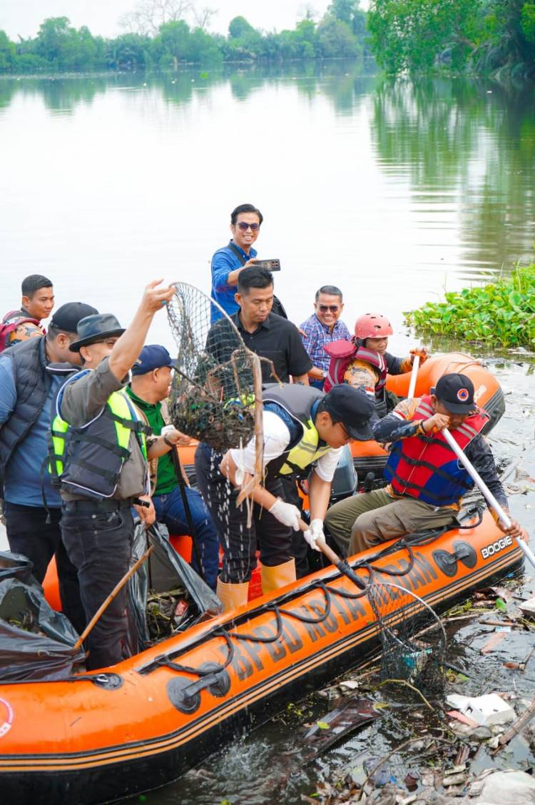 Berperahu Karet Pimpin Pembersihan, Rico Waas: Danau Siombak Indah, namun Tercemar Sampah