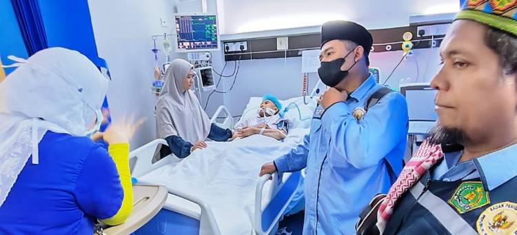Jelang Kepulangan, Petugas Kloter 9 KNO Jenguk Jemaah yang Sakit