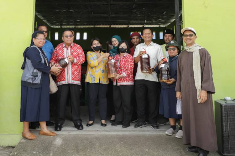 Penyiraman Eco Enzyme di TPA Tanjung pinggir, Wesly Ucapkan Terimakasih
