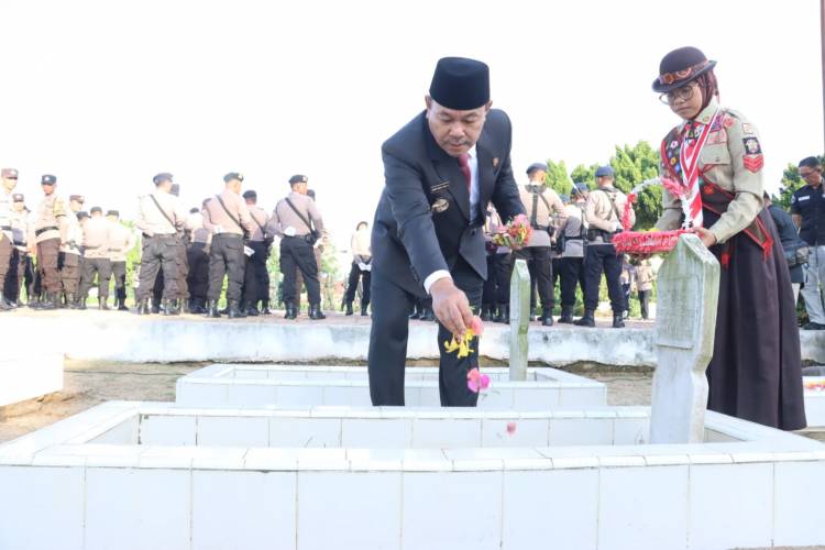 Peringati HUT Bhayangkara Ke 79, Wakapolres Tebinginggi Pimpin Ziarah Di TMP