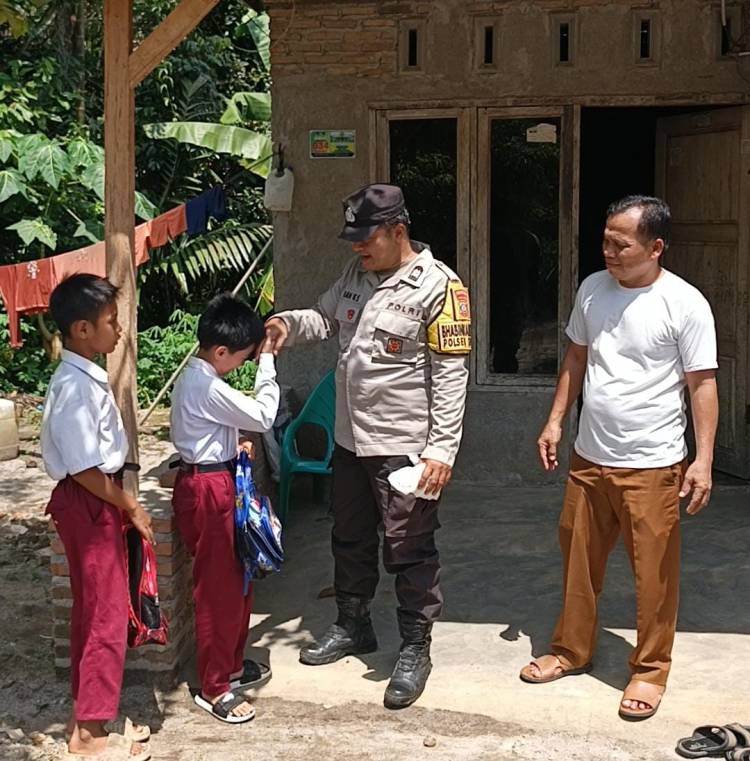 Hore.... Pak Bhabinkamtibmas Polsek Sipispis Kasih Hadiah Tas