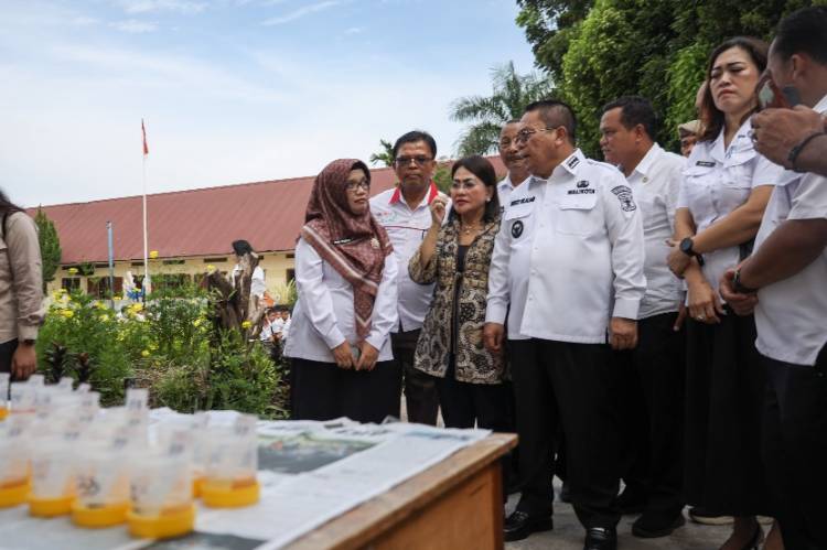 Wesly Silalahi dan Ny Liswati Pantau Tes Urine Pelajar dan Guru di SMP Negeri 8