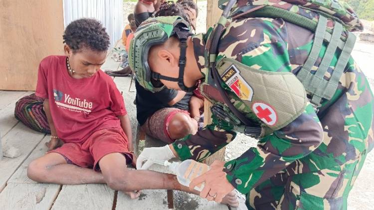 Satgas Yonif 715/Mtl Berikan Pelayanan Kesehatan Dengan Cinta