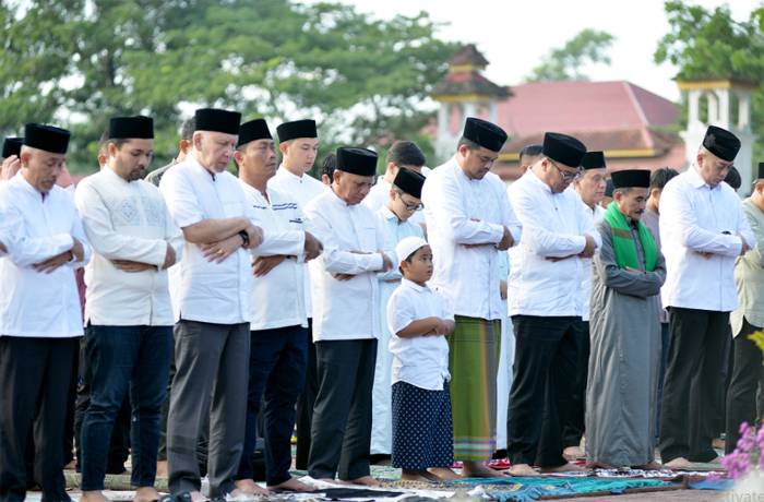Gubsu Bobby Nasution dan Wagubsu Surya Salat Iduladha 1446 Hijriah Bersama Ribuan Masyarakat Deliserdang